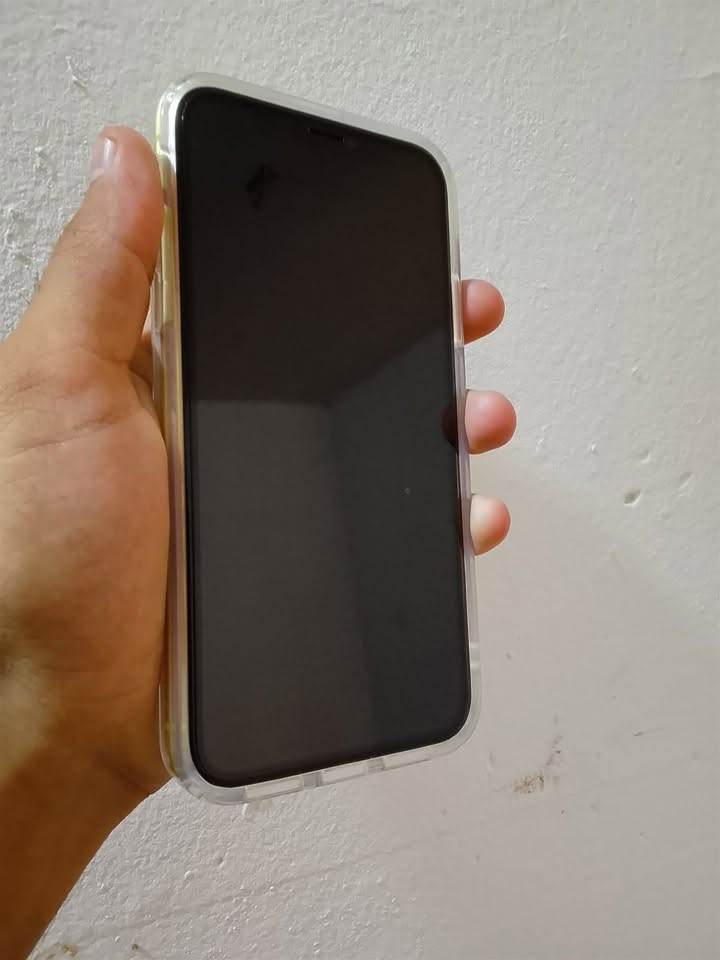 # للبيع او امراوس | iPhone 11 -اللون الاصفر 💛
المواصفات:

التخزين: 128GB النضافه 100 بل100  
النظام: iOS 26.6.1 اخر تحديث
 امبدل فقط بطاريه اصليه ونسبتها 100 
الباقي كله مكفول
 فيس ايدي شغال 

ملاحضه ☑️ فقط بي هاذه الشخط الي بلشاشه 
ما مئثر علا شي فقط ويبقه سنين كلشي ما علي 

السعر: 230الف وبي مجال قليل 
يجي ويا كفر ولاسق حمايه مشتريهن اب 20الف
المكان: بغداد ابو غريب
التواصل:هاذه رقمي ***********‬ بي واتساب
