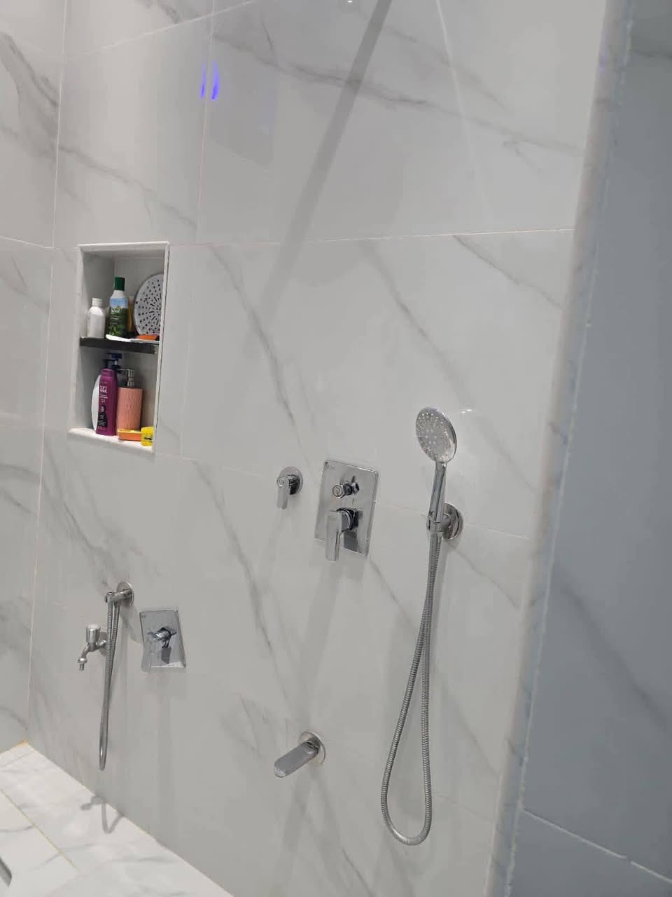مؤثــــــث بالگامـــــــل
🏡بيت للبيـــــــــع موقع مميز #جداً #جداً محيزم ال7 
قــــرب شــــارع عنانــــــة سنـجـــــار شــــــارع 10م 
يبعــــد 50م عــــــن شــــــــارع كربــــــــــلاء
________________
المساحــــــة // 100م #طابـــو #زراعـــــي #سنـــــد25 
الواجهـــــــــة  // 7م
النــــــــــــــــزال // 15م
________________
🧱🏗️ #البنــــــــــــاء 
غرفـــــــــــة وصالـــــــــــة وهــــــــــول ومطبــــــــــخ ومجـمـــــــــــع صحيـــــــــات ومنــــــــــاور وطارمـــــــــة ...
________________

ملاحظة // البناء بأرقى المواد وشغل البناء درجة أولى

ارضية كلها 60×60 وتطبيك الارضية فرش حصو مع بسيس بالاضافة الى مادة

المطبخ والحمامات والمناور كلها تطبيك الواح وليس سيراميك

صبغ البيت داخل وخارج نوع جوتن ضمان 10 سنوات 

بورد نظام كامرات وانترنت مخفي

ابواب تركي اصلي ضمان مع ابواب حمامات المنيوم

مغاسل تعليك مع غربية تعليك نوع توته

حمامات الواح مع خلاطات تركي اصلي

البيت جبسن بورد مع انارات بروفايل وانارة مخفية

بوكسات خارجية للغاز والماطور وجزامة احذية مع تانكي 1000 لتر
للأستفســـــــار . *********** ملاحظه البيت يباع مع الاثاث او بدون
