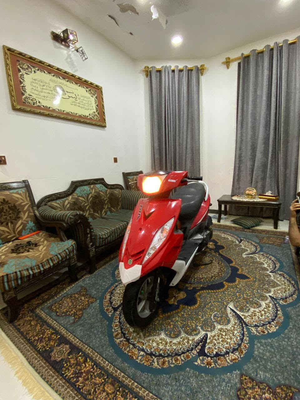 دراجه جيتي ار خمسينيه شاشه ٣ ألوان
دراجه نقصها بجم وترايش بس بيها حاضن جديد نوزل وفيتبم جديد تانكي منضف جديد كفرات ختم واحد ويه المحرك سلف جديد باتري جديد تاير خلفي جديد تخم كلجات قايش جدد  كامله للأخير بس بيها نقص البجم والترايش مكسرات وذبيتهن رايدها ب٦٠٠ وبيها مجال شي بسيط حك الجيه مكاني بغداد كراده ***********
