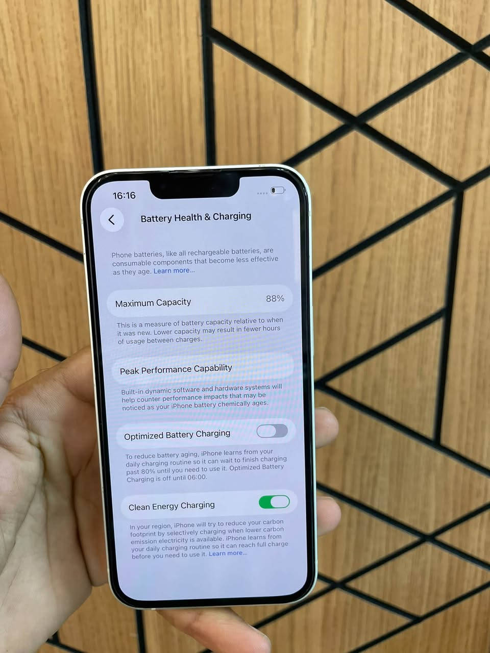 13 عادي  نضيف ممفتوح عدسه مال كأمره مبدله واضح بالصوره
بطارية 🔋 88

ذاكرة 128

***********

نص مكتوب في الصور:
- 16:16 Battery Health & Charging Phone batteries, like all rechargeable batteries, are consumable components that become less effective as they age. Learn more... Maximum Capacity 88% This is a measure of battery capacity relative to when it was new. Lower capacity may result in fewer hours of usage between charges. Peak Performance Capability Built-in dynamic software and hardware systems will help counter performance impacts that may be noticed as your iPhone battery chemically ages. Optimized Battery Charging To reduce battery aging, iPhone learns from your daily charging routine so it can wait to finish charging past 80% until you need to use it. Optimized Battery Charging is off until 06:00. Clean Energy Charging In your region, iPhone will try to reduce your carbon footprint by selectively charging when lower carbon emission electricity is available. iPhone learns from your daily charging routine so it can reach full charge before you need to use it. Learn more...