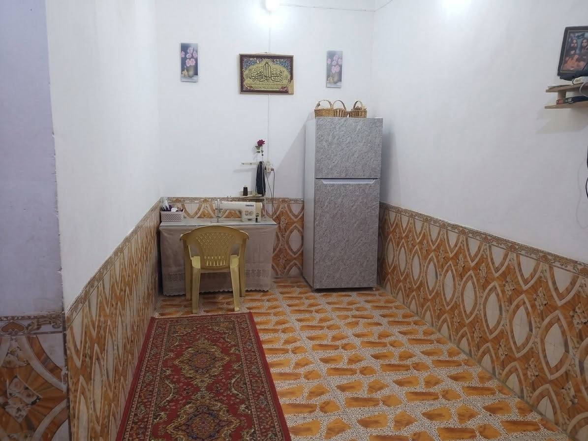 بيت طابو صرف للبيع سوق الشيوخ حي العسكري كلش قريب من مدرسة تونس ومدرسة الشهيد عبد الكريم النجم
مساحة 250 متر
غرفتين وديوانية وصاله وهول ومطبخ وصحيات داخلية وخارجية
خدمات كاملة ماي ومجاري وجاي يصبون بالشوارع ان شاء الله قريبًا تكمل تبليط وارصفه. 
للتواصل والاستفسار مراسلة الصفحة
أو واتساب ***********
