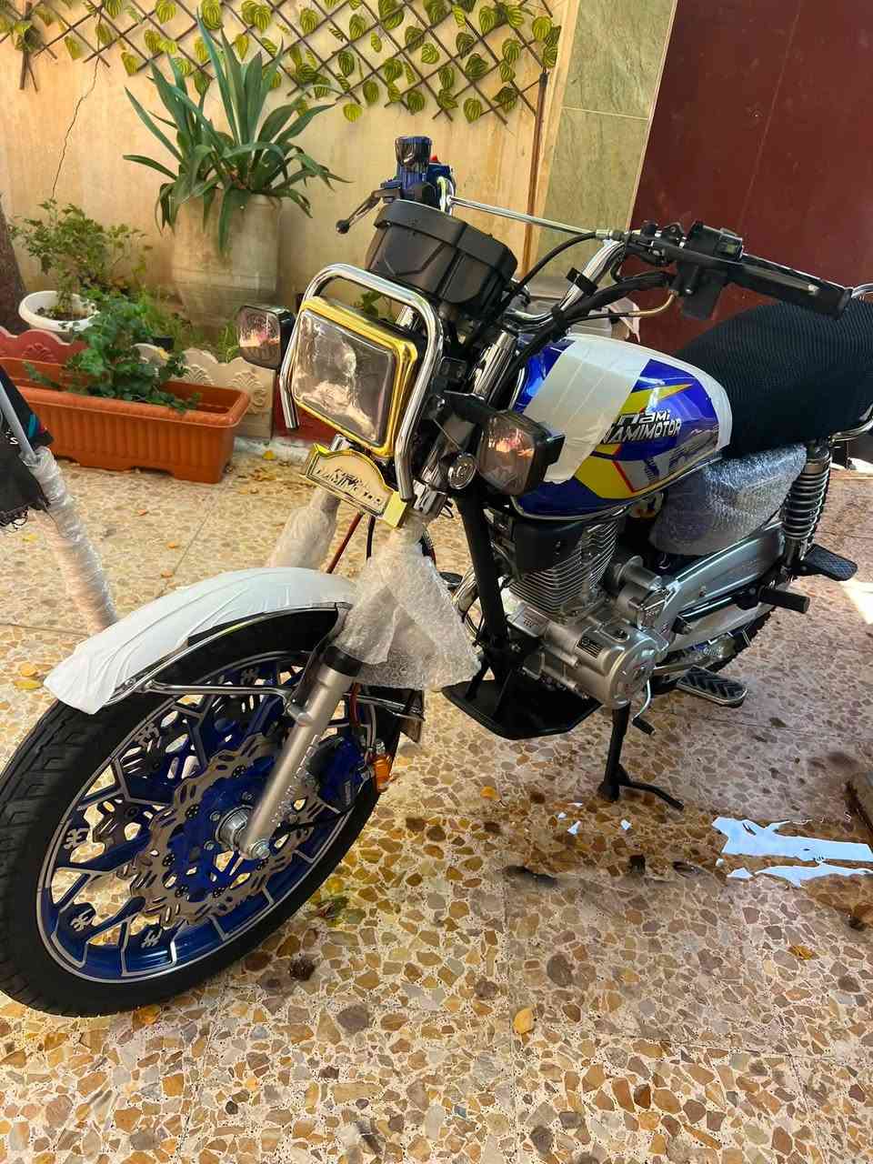 يوجد موطور ايراني موديل 25
محرك 200
السعر 850
موطور جديد 
مكاني الرمادي تاميم 8اشباط 

***********
