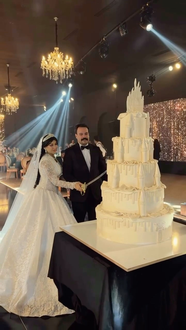 تنفيذٌ يليق بليلةٍ لا تتكرر… 🤍✨

لعروستنا الجميلة نور، نفّذنا هذا الفستان خصيصاً حسب طلبها، بنظام الإيجار، وكانت النتيجة قطعة استثنائية بكل تفاصيلها… فخامة، نعومة وحضور يخطف الأنظار. 👰🏻‍♀️✨

والأجمل أن فرحتها كانت في بغداد، ووصلتنا هذه اللقطات من ليلة زفافها داخل القاعة… لحظة مميزة جداً نشوف بيها أحد تصاميمنا يكمل أجمل ليلة لعروستنا. 🥹🤍

تصميم وتنفيذ
@92__hass

LUJAIN
لأن كل عروس تستحق فستاناً يُصنع لأجلها. ✨
