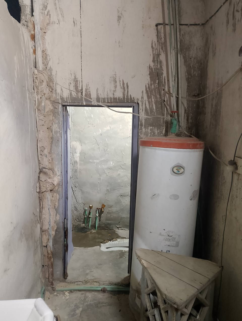 سلام عليكم بيت للبيع مساحه 100 وا عرصه 100 بيت تجاوز على شارع كربلاء عمود 28 خلف اكريت مول السعر 8وبي مجال خط وطني او مولده ماعايز كلشي سستم كامرات الاتصال ***********
