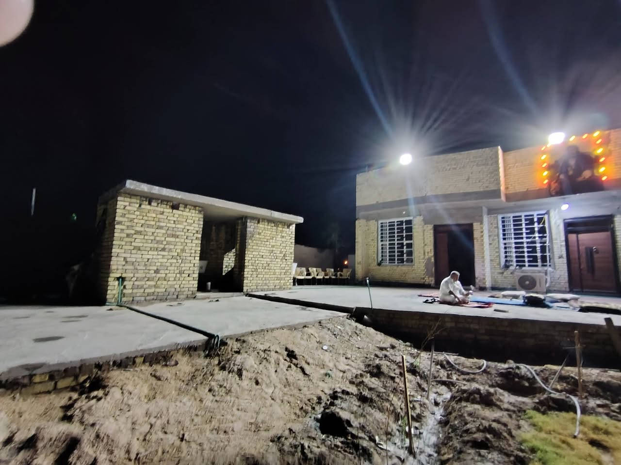 توفر لدينا بيت المساحه دوانم
مساحه البناء 390 
البيت يتكون من 
استقبال
غرفه طعام
كلدوار
مطبخ
3غرف 
مجمع صحيات داخلي وخارجي 
حديقه واسعه وحلوه ومرتبه
البيت جاهز مابي أي نقص من عده الوجهية
العنوان بابل الحله ورديه داخل قرب مرقد الإمام سيد موسى 
مقابل مدرسه مالك الأشتر تقسيم جديد
ومتوفر جميع الخدمات مولده شارع مدارس أهليه وحكوميه
تبليط للباب اناره شارع (ملاحظة علامان إني صاحب البيت) 
للاستفسار*********** 
***********
السعر (500مليوان وبي مجال)
