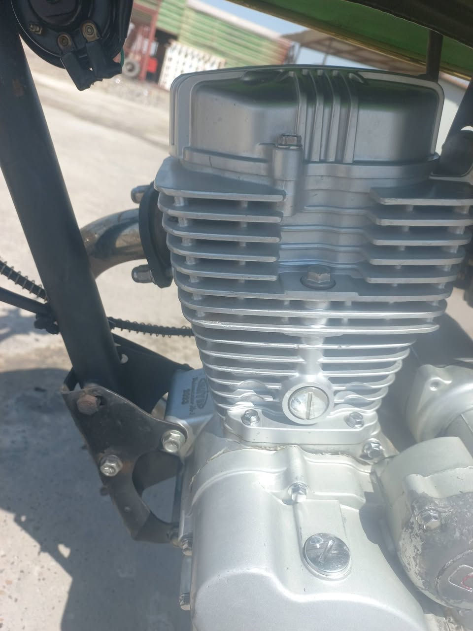 سلام عليكم 
للبيع دراجه سيفان موديل2023محرك200cc
محرك مبدل فقط ولفات 
صلنصه كاتم 
مزوج بلايتت
محرك كير بشرط
كهربائية كلها شغاله 
سلف هندر شغال 
لايت شغال 
الدراجه كله شرط 
مكاني بيجي 
***********
السعر المطلوب 490وبي مجال للطيبين
عيد وكرر مكاني بيجي
