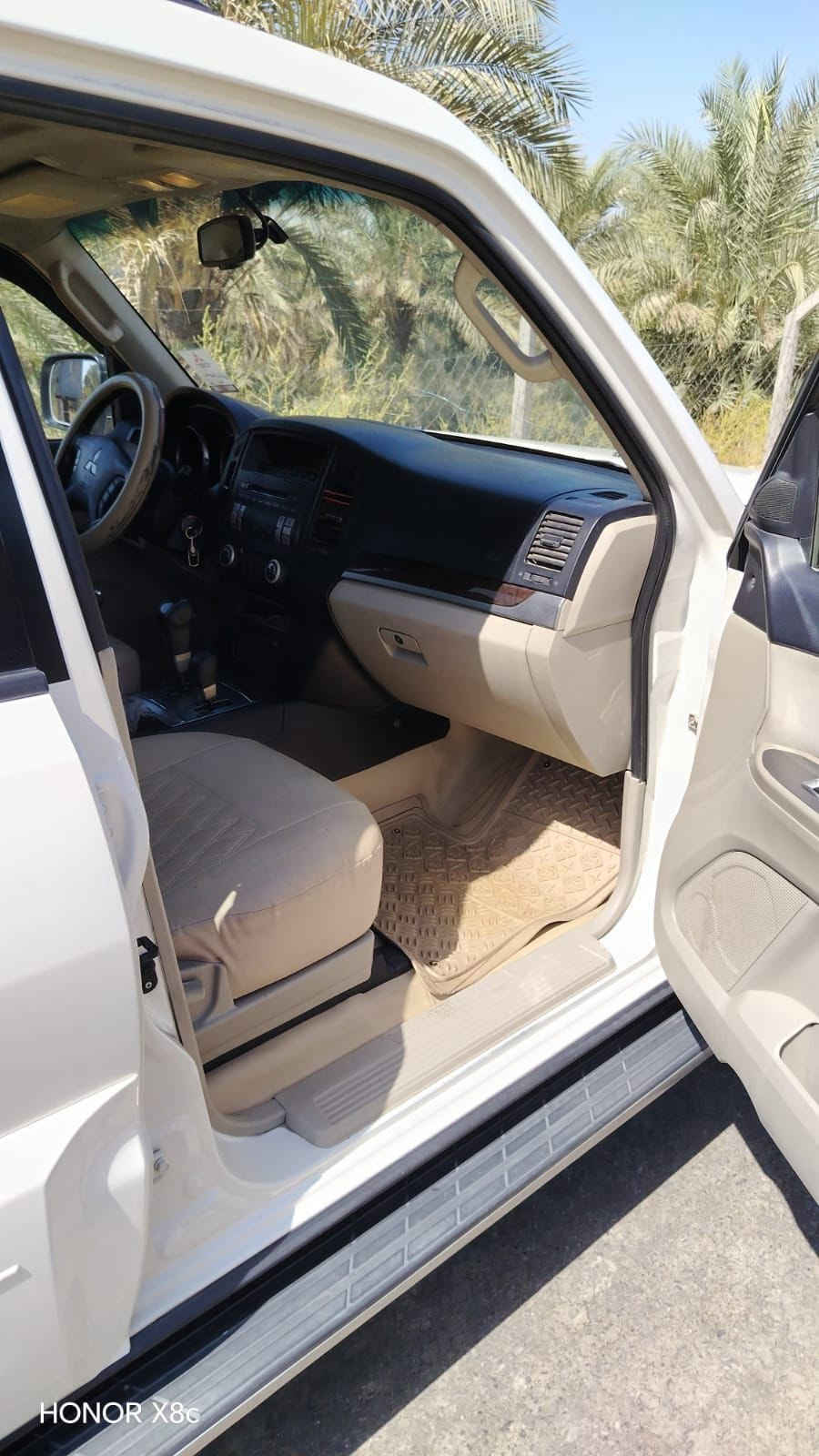 سلام عليكم 
باجيرو للبيع رقم شمالي باسمي 

عله واضع الشركه معروفه خليجي السياره جديده مال جناي فورويل  كشنات جلد  كهربائي دتفئه تبريد  اشارة بل مري شفط تحكم ستيرن ثلاثا جها فتحه  تبريد ثلاث قطع حساسات خلفيه زاد ثلاجه تخم تاير كير مكينه حداديه خير من الله سياره جديده
***********

نص مكتوب في الصور:
- HONOR X8c
- HONOR X8b