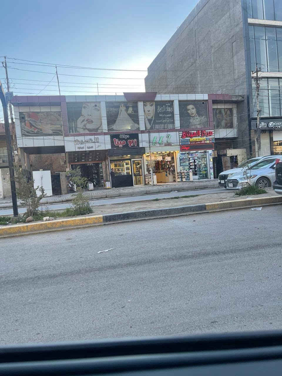 إعلان :-
بيت قديم للبيع المساحة 600 متر 
 مربع الواجهة ٢٠ متر والنزال ٣٠ متر في حي البنوك  مقابل اسواق الميثاق وان واجهة البيت عبارة عن محلات كما في الصور المرفقة مع المنشور .. لمزيد من المعلومات  الاتصال على الرقم التالي
***********

