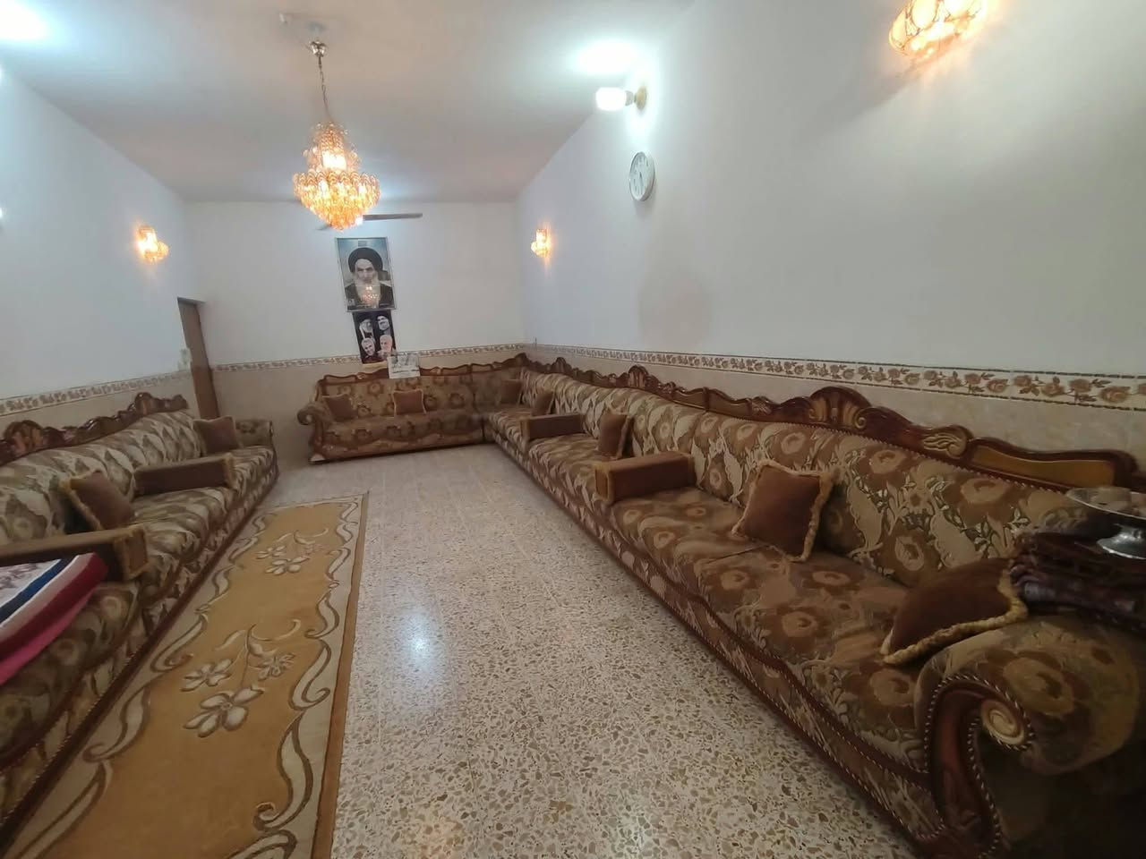 يالله بيت طبقين مساحه 300 م بالطهمازيه طابو صرف بسم شخص واحد يبعد عن الشارع 70م
خدمات كامله مي  مجاري تبليط باب البيت  منطقه سكنيه
للسفسار ***********.  *********** 
يتكون من.
بي 4 غرف  نوم
بي 4 مجمعات صحيه 
مطبخ 5×5 
استقبال 4×10
غرف 5+5 
هول 5×10
