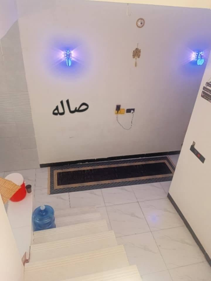 بيت مساحة 50 متر يحتوي على غرفه وصاله مطبخ وصحيات داخليه عمل درجه اولى العنوان قرب قرية الغدير للستفسار ***********@

نص مكتوب في الصور:
- غرفه نوم
- واجهت البيت
- صاله
- غرفه
- صديات ونتو بكرامه