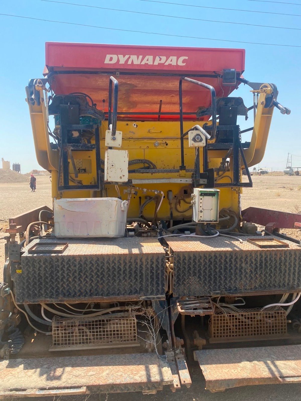 الشركة
DYNAPAC
الموديل
F161-6W
سنة الماكينة حسب البطاقة
2007
النوع
فارشة أسفلت بعجلات
الوزن
حوالي 18 طن
المحرك
Cummins QSB 6.7-C205
قوة المحرك
153 kW / 205 حصان
سعة المحرك
6.7 لتر
دفع العجلات
6 عجلات دفع، مع Differential Lock وAnti-slip
سعة القادوس
5.7 م³
عرض الفرش الأساسي
حوالي 2.55 م
أقصى عرض فرش
حوالي 8.1 م
أقصى سماكة طبقة
300 ملم
سرعة الفرش
حتى حوالي 26.5–28 م/دقيقة
سرعة النقل
حوالي 16.5 كم/ساعة
الإنتاجية النظرية
حوالي 650 طن/ساعة
نظام الكهرباء
24 فولت
***********