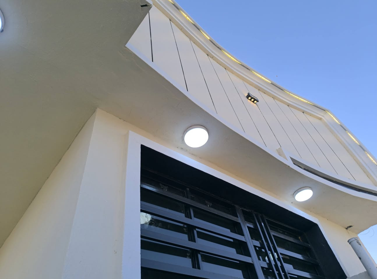 المساحه 110 متر  مناسب بناء ممتاز ودرجه أولئ 
💰 السعر:45مليون (قابل للتفاوض)
🏗️ البناء: طابوق  جمهوري
🏠 الأساس والسقف: صب كونكريت مركزي 

مواصفات البيت:
✅ غرفة نوم 1 🛏️
✅ أستقبال 
✅ صالة 🛋️
✅ مطبخ 🍽️
✅ صحيات 🚿

الخدمات المتوفرة:
🔹 ماء 💧
🔹 كهرباء ⚡
🔹 شوارع مبلطة 14 متر  🚗
🔹 مدارس قريبة 🏫
🔹أنترنيت ضوئي 
🔹 خط مولده 
📍 الموقع: النجف – حي ميسان، شارع الزوار 
قرب شارع 60 
📜 طابو زراعي (إقرار محكمة)

📞 للتواصل: ***********
