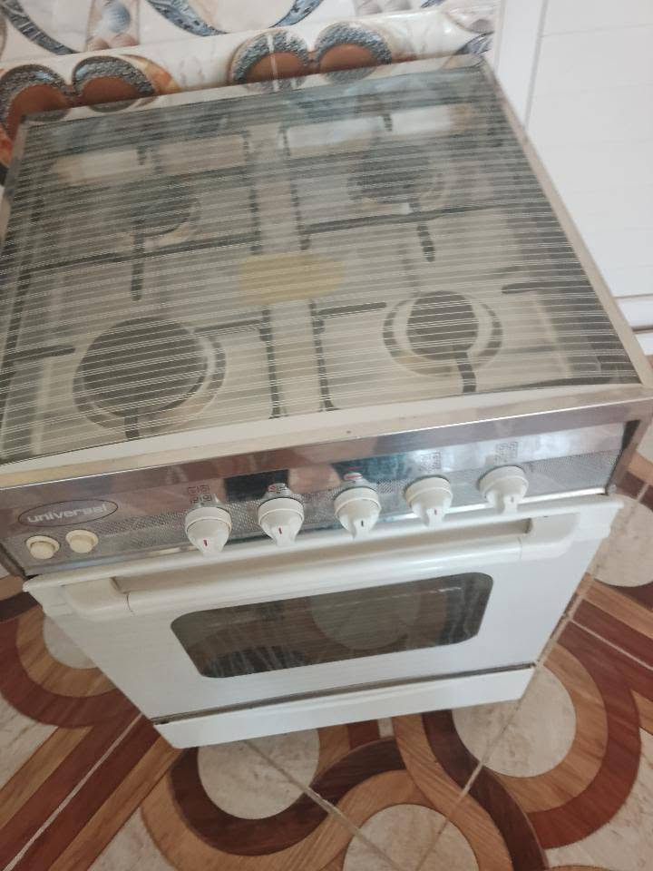للبيع طباخ نضيف ناره كلش زينه والفرن شغال بسعر 150
