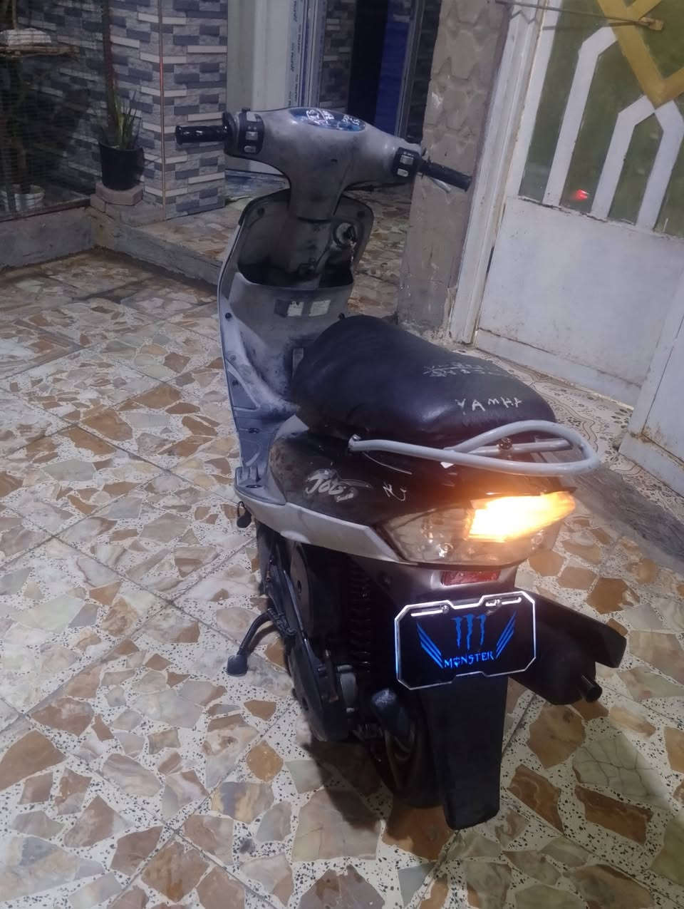 سلام عليكم قجمه مامفتوحه تجي وشوفها كله بلاد بس سلف وكف عندي ماعرف شبيه كهربائياته كله شغاله لايت زنون عالي وناصي  ***********  سعره 750
