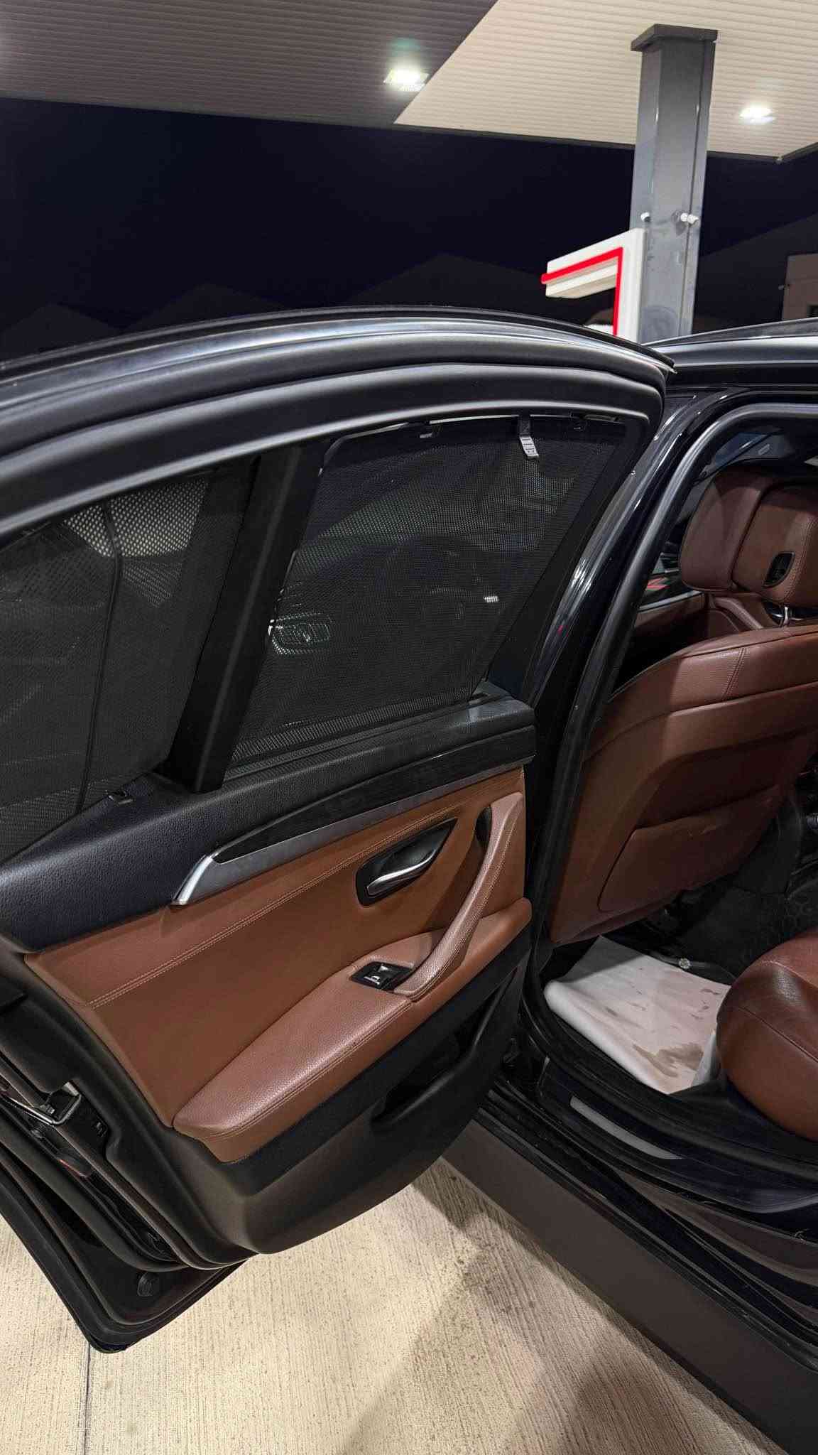 ***********
BMW f10 530M 2010
شکڵی دەرەوەی کراوە بە M5 مواسەفاتی فوولە مەکینەی ٣٠ نۆزل کورت .چواردوگمەیە ( داتاشۆ - دەرگا شەفت -360 دەرەجە ڕادار و حاسەو کامێرا - خەتی جادە - هەزازی سوکان - پێنج پەردە - لایت داینامیک - سلایت - سنوقی دواوە کارەبای و شەفت- دەسکی دەرگا بەسمە و لید - ئاوێنە شەفت و هیتەر و ڕادار - شاشە گەورە - سوکانی M و شەفتی سەر سوکان - ویلی ١٩ ئینجی بیلادی M5 دوو سایز -سێ مۆدی لێخورین - کامل کراوە بە ڕەشی مات بە لەزگەی اسڵی - سالۆنسای دەسکاری - یەک ژێر دەرگای دواوەی پەمپە - گێڕ و مەکینەو کارەبای بە شەرت نرخی 165 گەلاو مەعامەلە السليمانية, العراق
