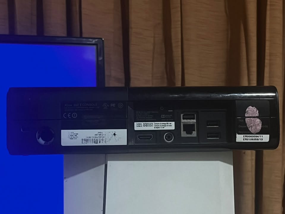 xbox 360 super  slim للبيع
الملحقات: 
-يدتين نظيفات  
-٨ اقراص 
-٤ بطاريات مال يدات ويا (وحدة من عدهم شحن من دون الكيبل)
-يدة ثالثة واير انطيها فحم 
-يدة والمحولة والجهاز بلاديات ممفتوحات
-التوصيل مجاني
-السعر ١٢٠ الف قفل 
-تفاصيل الجهاز وفحصه كدامك اشوفك بالخاص الواتس
*********** 
الالعاب الي بالهارد : 
Assassin creed rogue
Bf4
Blur
Bully
Cod4
Cod Black ops 1
Cod Black ops 2 
Cod Black ops 3
Captain America 
Cod world at war 
Crash mind over mutant 
Dishonored
Fifa 19
Fifa street 
Homefront
Just cause 2
Minecraft 
Mw3
Mortal kombat 
Pes 2016
Pes 2021
Pes 2006
Rdr 1
Resident evil 6
Rise of tomb rider
SB: robotic revenge 
Spongebob heropants
Spongebob truth-sq
Tekkan tag 2
Tom and jerry
Tomb rider 
Yu gi oh 5d’s
