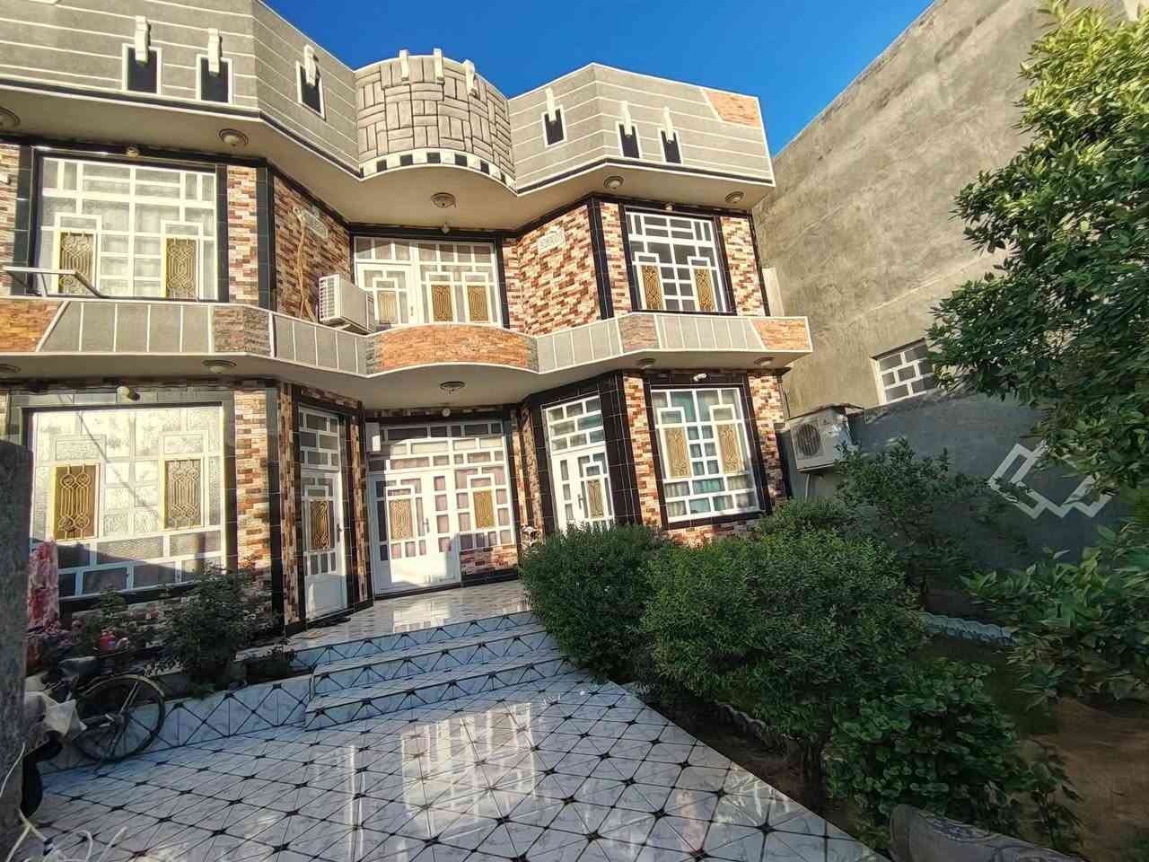 يالله بيت طبقين مساحه 300 م بالطهمازيه طابو صرف بسم شخص واحد يبعد عن الشارع 70م
خدمات كامله مي  مجاري تبليط باب البيت  منطقه سكنيه
للسفسار ***********.  *********** 
يتكون من.
بي 4 غرف  نوم
بي 4 مجمعات صحيه 
مطبخ 5×5 
استقبال 4×10
غرف 5+5 
هول 5×10
