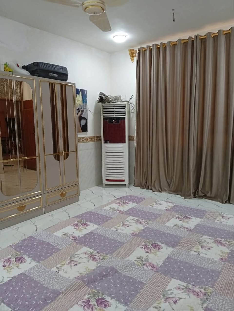 سلام عليكم بيت المساحه ٢٠٠م للبيع كامل مكون من ٣غرف هول مطبخ صاله مجمع صحيات بطابقين بناء البيت ٢٠١٩
كامل ما معتاز كلش نضيف طابو زراعي موقع شارع ١٠٠ يبعد عن الشارع ٦٠ متر السعر١٦٠
لاستفسار***********
