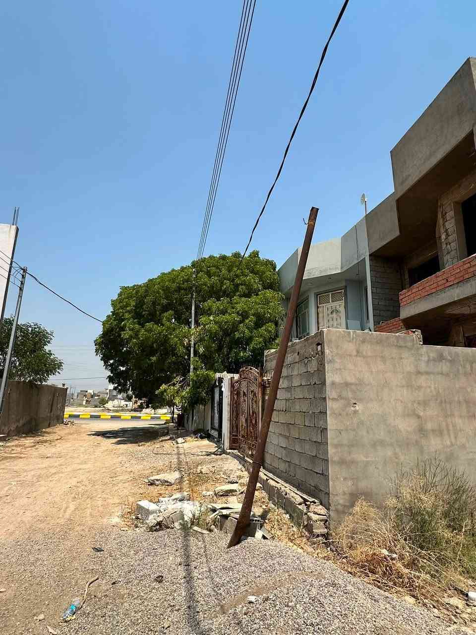مشتمل للبيع طابو ملك صرف بأسمي مساحه 125م واجهه 6.25 والنزال 20
مشتغله شغل درجه اولى حتى مقطع فيديو عندي اثناء العمل مصبوب صب رفت كامل البيت خباطه مركزيه وشيش تسليح 8 انج بي 
كهربائيات ومجاري الحافظ درجه اولى سيراميك جدران وباقيله شي قليل ويكمل 
خدمات كامله واصله للباب اعمده كهرباء وماء ومجاري قريب جداً من شارع 30 يعني ثاني قطعه من الركن ويبعد عن التبليط 10 امتار
عنوان المشتمل منطقه الـ14 شرق بعقوبة 
 ***********
موقع مميز جداً وسعر مناسب بالنسبة للمنطقه
