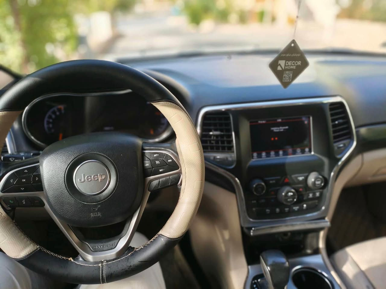 Jeep Laredo 4x4 2019
سڵاوتان لێبێت هاوریان جێب لاریدۆ دەبل ئەکسل
بەس ماشاڵلەی ئەویت 
کلینە هیچی پێوە نیە
زۆر پاکو جوان ماوەتەوە بێ مەسرەف
گێر و مەکینە و دارو بەرد بەشەرت
لە سلێمانیە سەیارەکە
گۆرینەوەمان نیە
سعری ٢٤٠ گەلا و معامەلەیەکی برایەنە

***********
