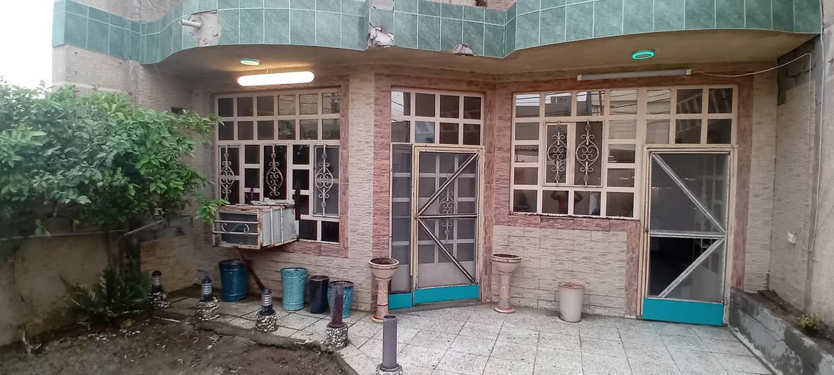 السلام عليكم 🏠
دار للبيع المساحه ١٥٠متر واجهة ٧ونص يتكون الدار من كراج وحديقة ومدخلين للبيت واحد عالمطبخ والثاني على الصالة .يتكون من من مطبخ وصاله وهول حولي الدرج وغرف عدد٣ ومنورين وخدمات٢ ومخزن  وسطح صغير وسطح كبير على طول البيت 🏠 
ملاحظة البيت طابو🏠 .يوجد مقطع فيديو للتوضيح 
البيت يحتاج إلى صبغ وترميم ارضيه. المكان في حي الشرطة المربع الأخير قرب الخط السريع الدورة 
البيت حلو ومساحته حلوه🏠 وبالعافية على الياخذه للاستفسار أكثر اتصل على *********** ابو حيدر @🏠
