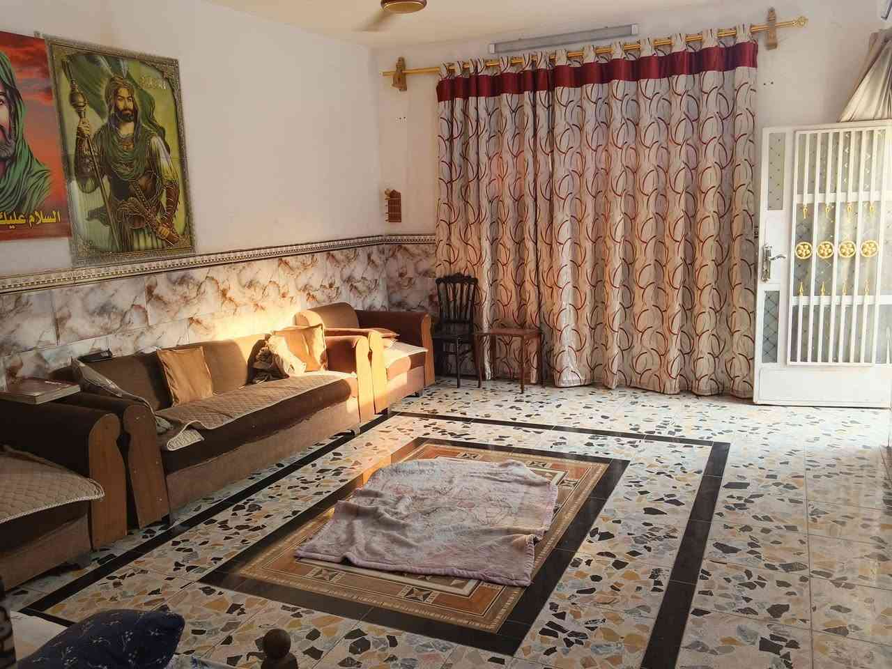 السلام عليكم بيت للبيع منطقة العبيدي قريب ع الشارع يم حسينية دموع الزهراء 
مساحة البيت 236 متر واجه 10 ونزال 23 ونص
يحتوي على استقبال وصاله ومطبخ وغرفتين نوم وصحيات البيت صب مسلح المنطقى تبليط ومجاري وكهرباء  البيت فقط مكاتبه سعره 95 مليون وبي مجال للاستفسار *********** مكلف بنشر
