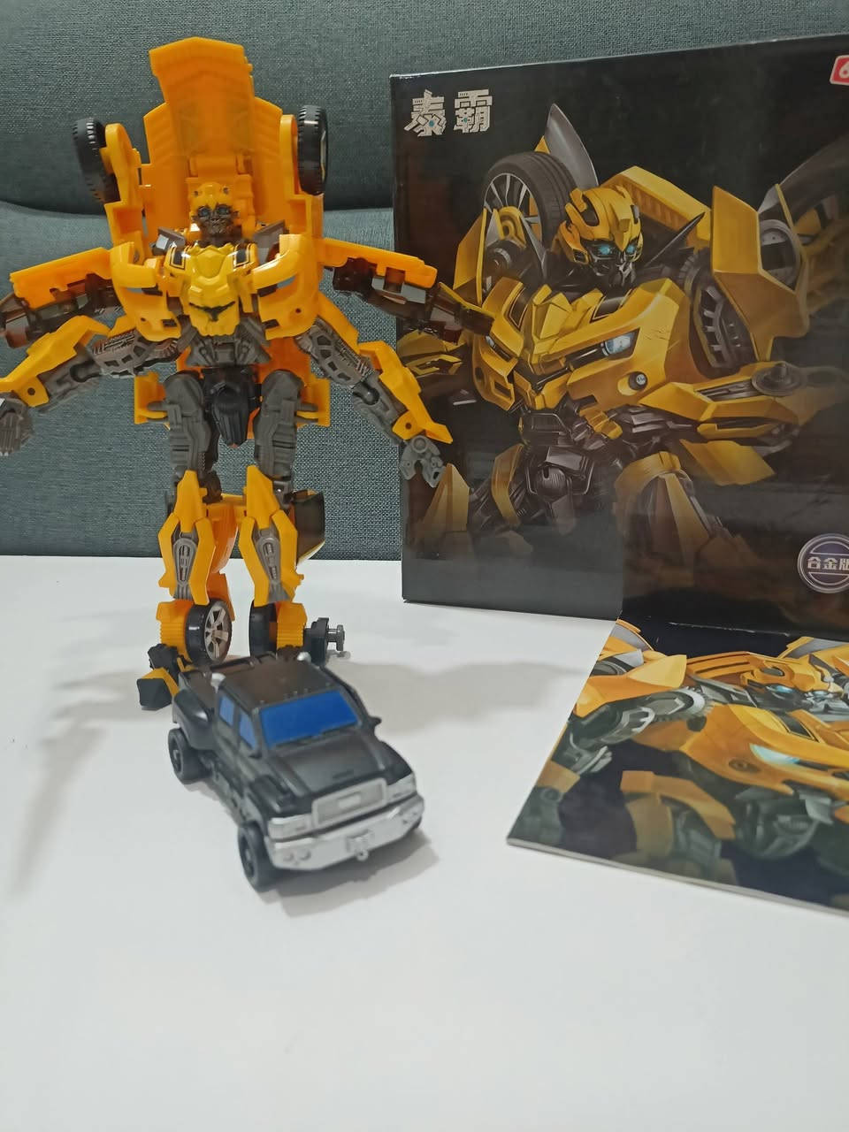 Transformers
مجسم بمبلبي يتحول الى سيارة كامل مع الكاتلوج + سيارة اوبتيموس برايم
