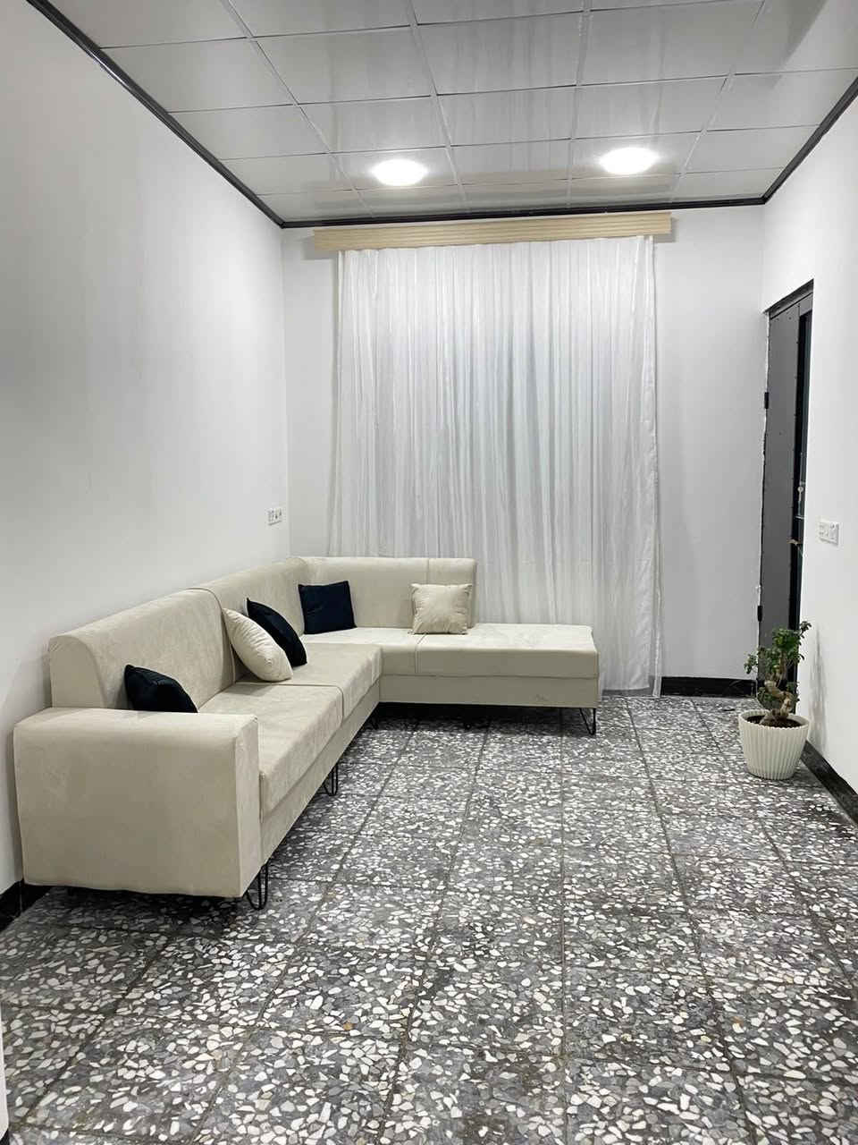 السلام عليكم 
توفر ديوان تركي + كاونتر وملحق والسنك خشب  كبس شيء درجة اولى وكلهم نضاف جدا استعمال كلش قليل 
***********
وبيه واتساب

