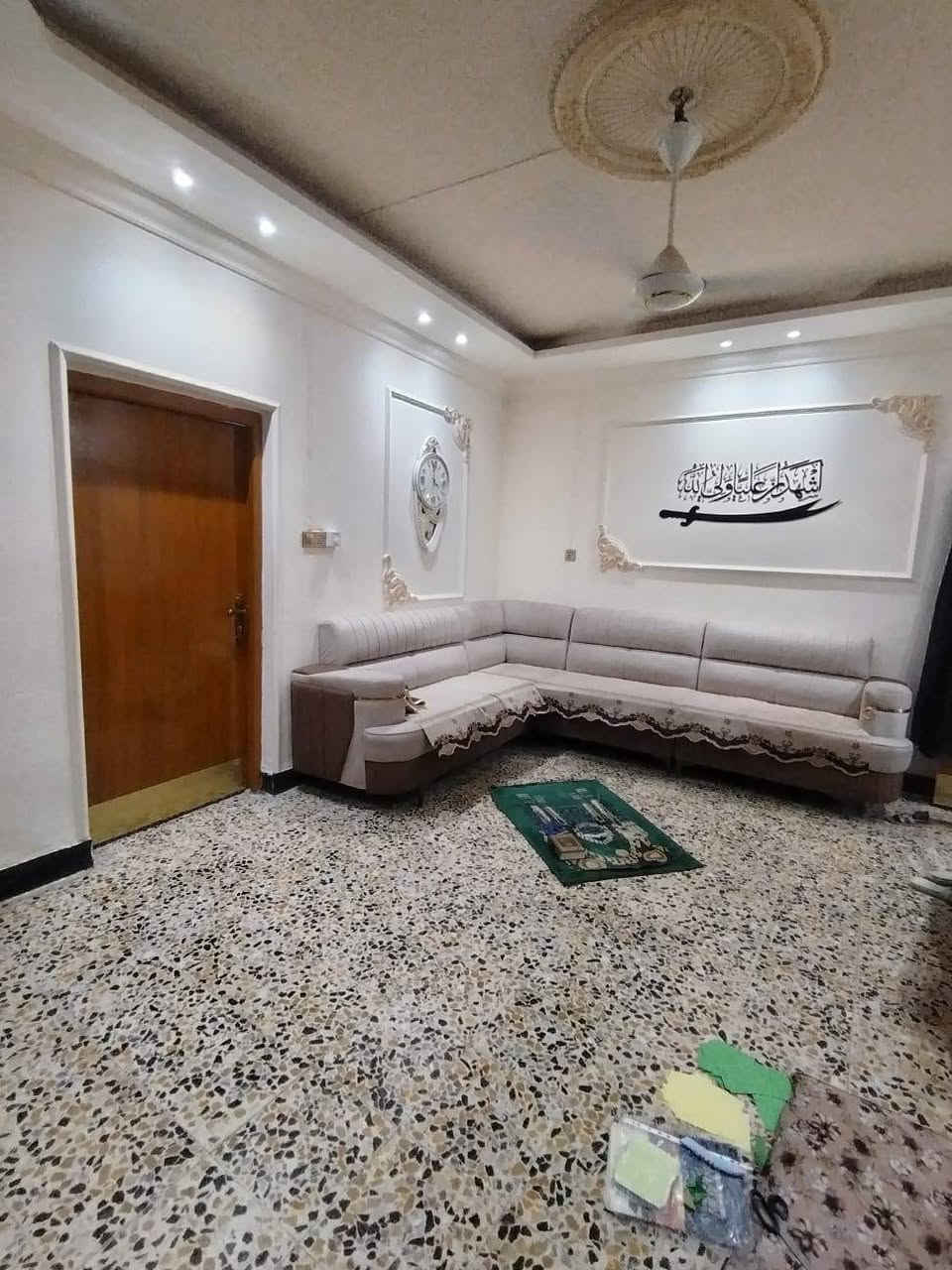 بيت بمساحة ١١٠ متر واقع حال اكبر حي ميسان منطقه ١٤ على مشتل مكان مميز طابقين
الطابق يحتوي على غرفة وصاله ومطبخ واستقبال وصحيات داخليه وخارجه

الطابق الثاني يحتوي على غرف عدد ٣ وصاله ومطبخ وصحيات

السعر ١٥٥ مع المجال

للاستفسار الاتصال ع رقم ***********
