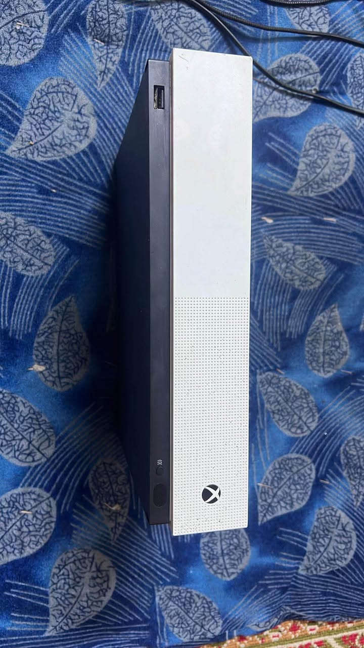 Xbox one s 
1TB 
جهاز مكفول كامل ملحقات 
مع الجهاز شاشة بلازمه قياس 24 فول HD
العنوان 
الناصرية حي اور شارع السبيس 
***********
