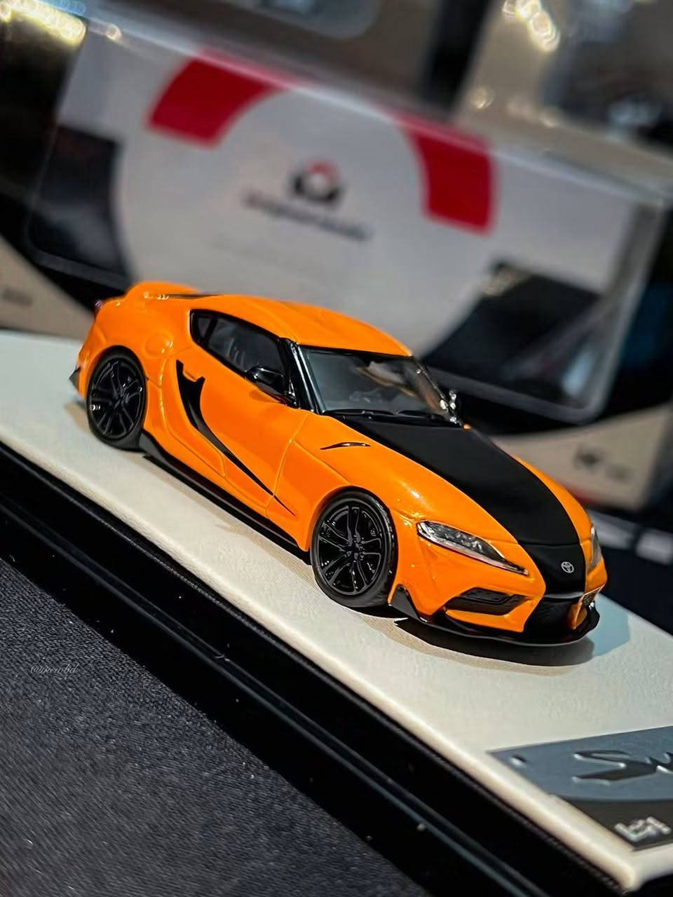 سلام عليكم متوفر
نوع السيارة: تويوتا سوبرا (Toyota GR Supra A90) بتصميم مستوحى من التيم الأسطوري لسلسلة أفلام Fast & Furious (ألوان البرتقالي الجريء والأسود الخاطف للأنظار). 

​القياس (Scale): 1/64 المصغرة بدقة احترافية.

​مستوى الدقة: تفاصيل دقيقة جداً تشمل التصميم الخارجي والخطوط العريضة بدقة مذهلة، ومثبتة على قاعدة عرض فاخرة مع غطاء أكريليك لحمايتها.
​الشركة المصنعة: Original Model. 
​النادرة والإصدار: إصدار عالمي محدود جداً يقتصر على 999 قطعة فقط حول العالم، والقطعة التي بين أيدينا تحمل الرقم المميز 176 من أصل 999! قطعة بل عالم
متوفر توصيل لكل لمحافظات 
للحجز ولستفسار وتساب فقط 
*********** سعر 40 شامل لتوصيل

نص مكتوب في الصور:
- @mcwbd