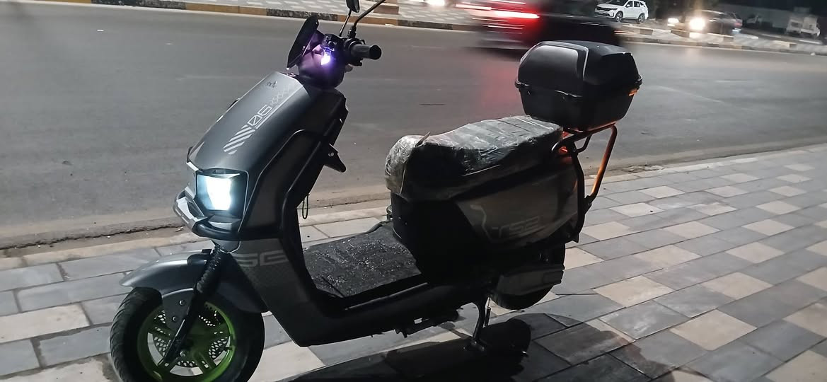 السلام عليكم دراجة شحن للبيع مابيها اي نقص وا اي عطل 
🔋 6 بطاريات كرافين كبار
⚡ الملف 1500 واط
🏁 سرعة 75 كم/س حقيقية
📍 مدى 75 كم حقيقي
⚙️ نظام 3 سرعات
🔌 منفذ USB لشحن الموبايل
🛑 فرامل ديسك أمامي وخلفي
🔐 تشغيل بصمة + ريموت 
🚨 إنذار ضد السرقة
📟 شاشة رقمية كبيرة وواضحة
💡 إضاءة أمامية قوية + إشارات جانبية + هورن

💰 السعر: 850 وبيها مجال
📍 العنوان: بلديات شارع المصرف 
📞 ***********
