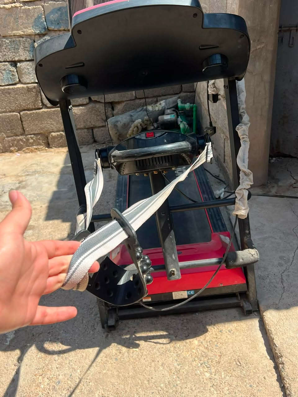 جهاز مشي/جري كهربائي Treadmill من شركة HOUSE GYM،حزام هزاز وتمارين بطن الماركة: HOUSE GYM.
* النوع: جهاز مشي وجري كهربائي.
* الشاشة تعرض عادةً: السرعة، الوقت، المسافة، والسعرات، وبعض نسخ HOUSE GYM بيها قياس نبض.
* بيه مفتاح أمان حتى يوقف الجهاز إذا انسحب.
* بيه حزام هزاز مثبت بالواجهة الخلفية،
للاستفسار رقم ***********
سعر 220
