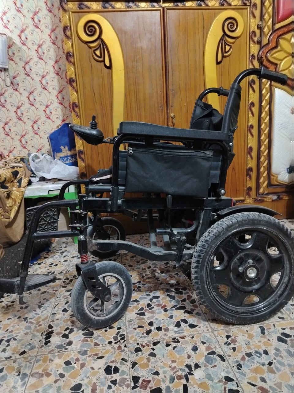 عربانة شحن و دفع 
مستعمل نظيف جدا
تتحمل وزن 150 كيلو
السعر 350 الف 
واتساب ***********
