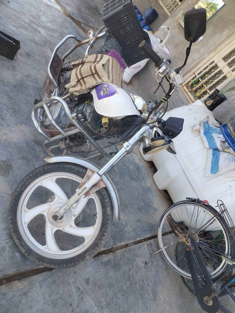 لبيع مكينه بيها الهندر مرات يفلات دراجه نكره سلف مكان ديالى كنعان *********** سعر ٢٥٠ وبيها مجال

