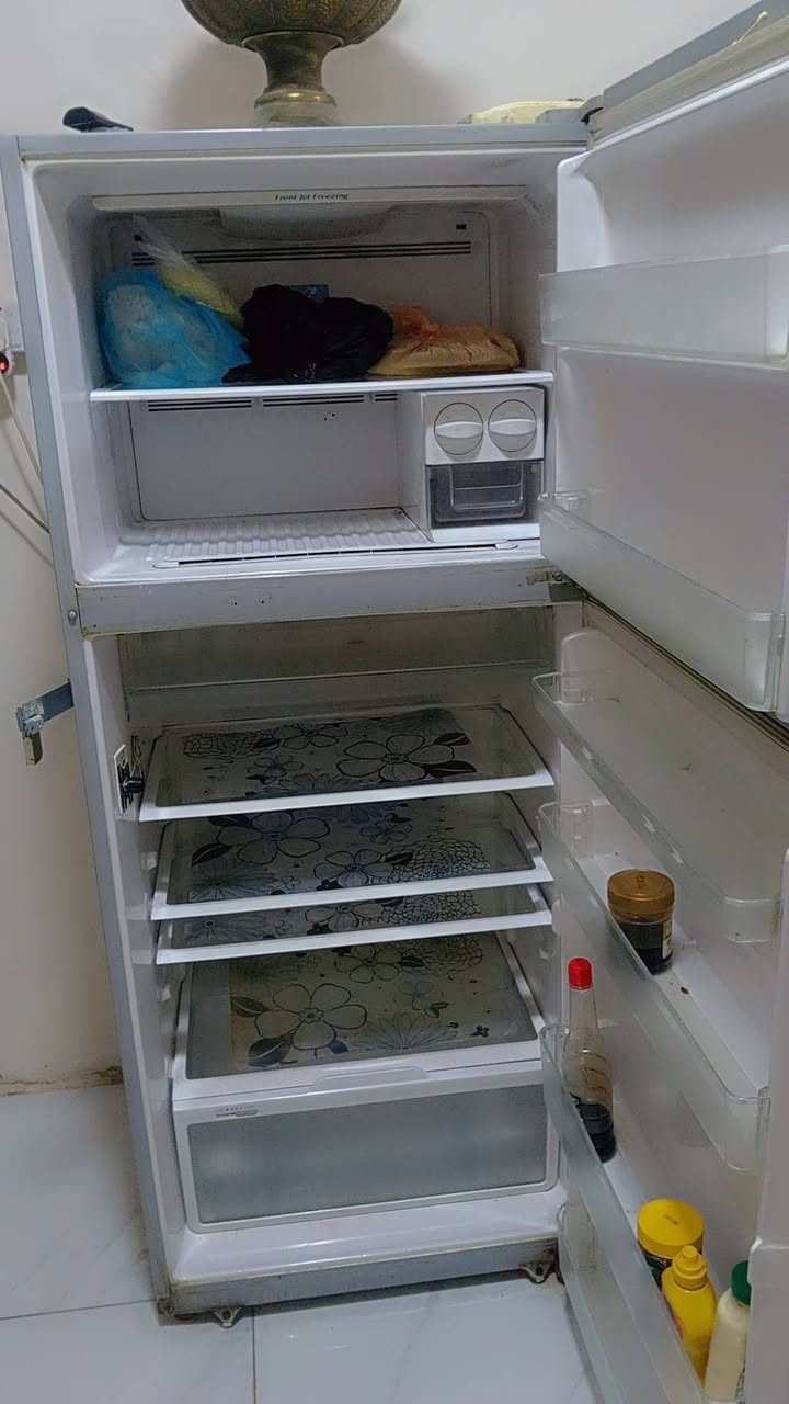 ثلاجه خير من الله السعر 200 وبيهه مجال حك الجيه مستعجل عله بيعتهه مال محتاج ***********
