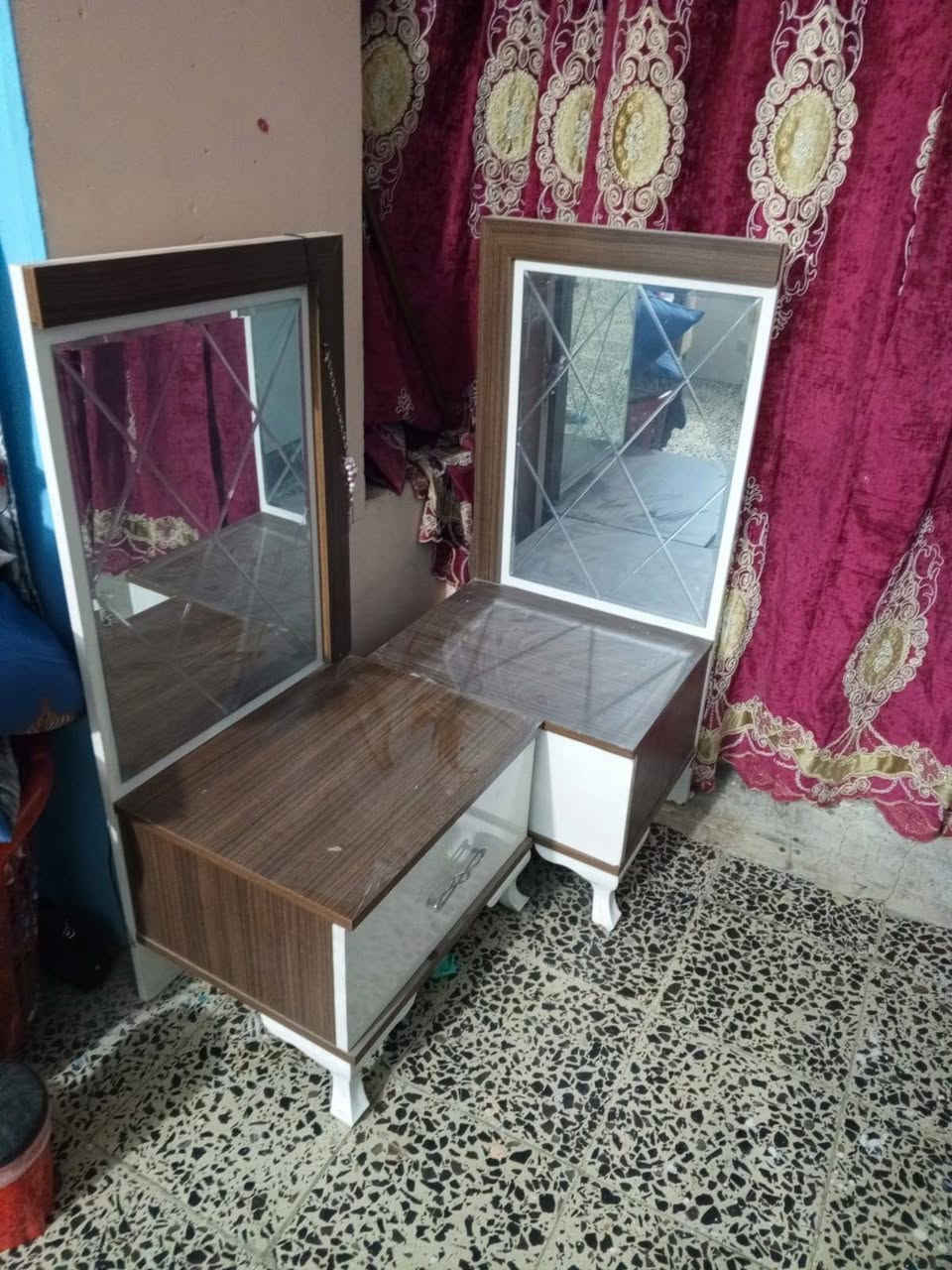 السلام عليكم غرفه تركية ٧ قطع مع دوشك للبيع مكانها بغداد حي البنوك السعر ٤٠٠ وبيها مجال رقم الهاتف ***********
