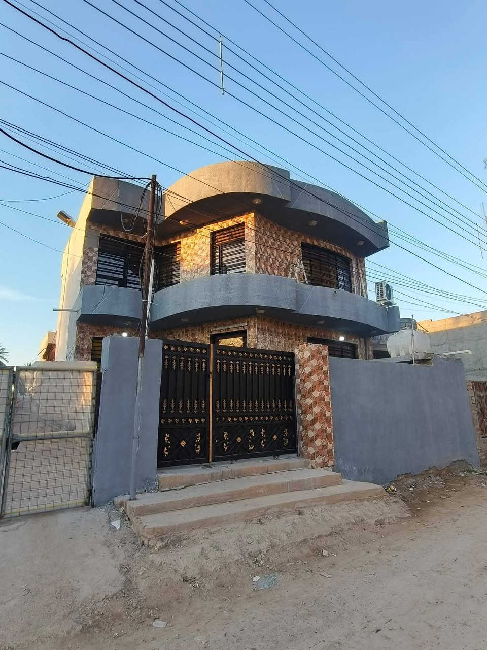 بيت للبيع في بغداد قرب جزيرة بغداد السياحية منطقة الفحامة
مساحة 200 متر وكراج 100 متر 
يحتوي على طابقين الطابق الاول غرفة وصالة واستقبال ومطبخ وحمام وطابق ثاني غرفتين 
السعر 200 مليون 
للاستفسار اكثر الاتصال على الرقم ***********
