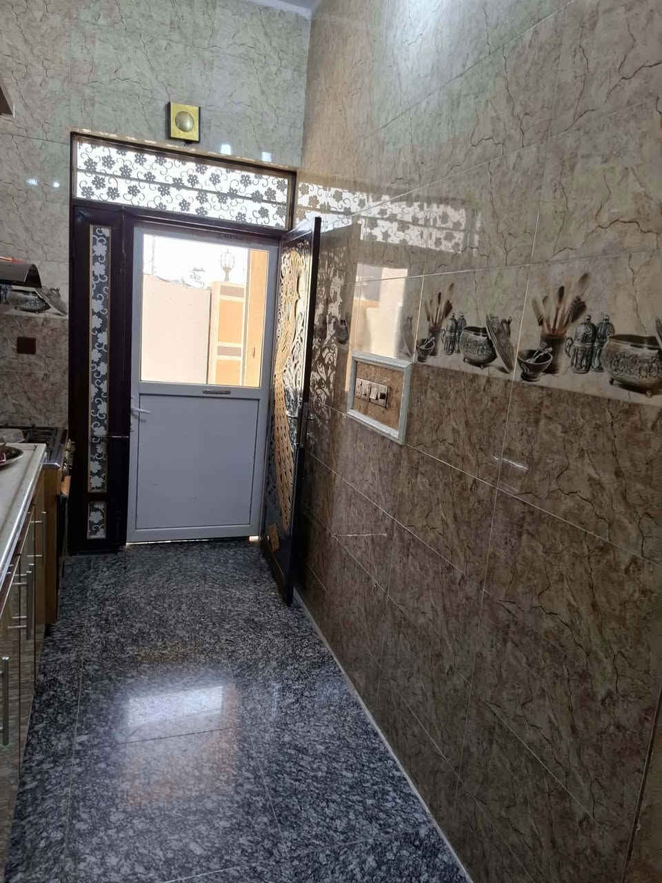 السلام عليكم
الدار للبيع 
المنطقه الراشدية
المساحه ١٢٥ متر
البناء  طابقين حديث 
الطابق الأول
 غرفة نوم وهول ومطبخ وصالة وصحيات داخليه وخارجيه
الطابق الثاني
غرفة نوم وهول كبير
للإستفسار الاتصال على الرقم 
***********
