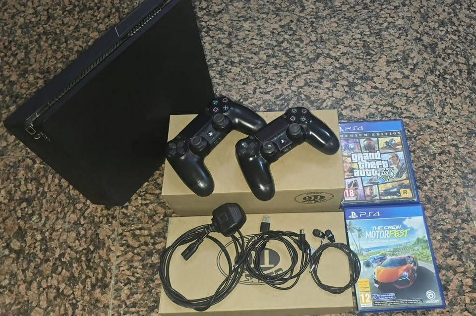 PS4 Slim 500GB
الجهاز نظيف وشغال تمام

قرص

يجي وياه يدة أصلية وحدة يدتين تجاري

قرص - GTA V

The Crew Motorfest

مثبت من المتجر - 26 FC جميع الكيبلات موجودة

السعر : 270 ألف

القفل : 250 ألف

بغداد الامين الثانيه

***********

