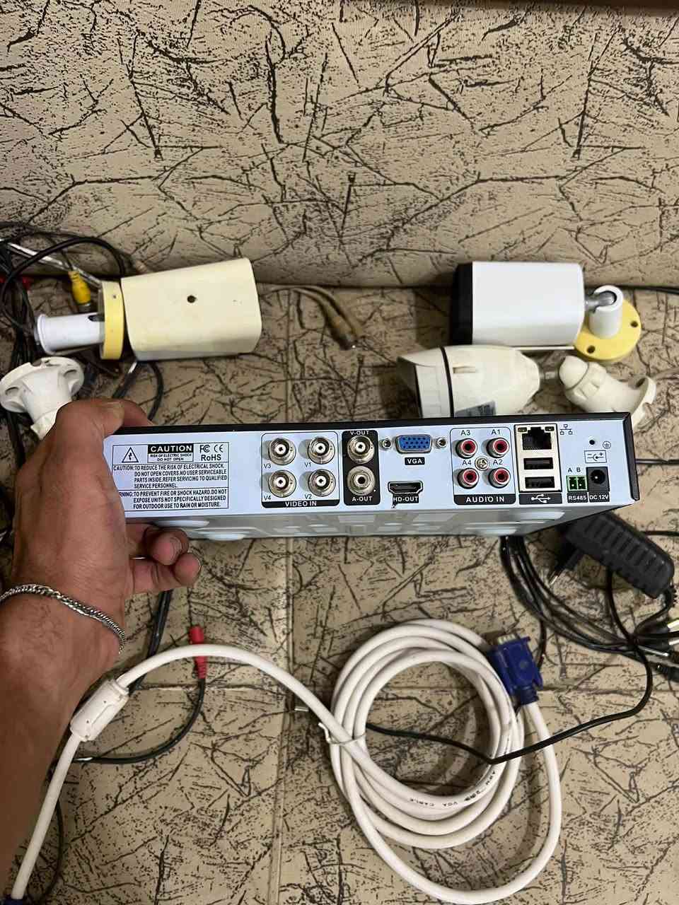 كاميرات مراقبة
جهاز ٤ كامرات شغالات مابيهن شيء
ابيعهن كلهن هنة والكاميرات

قيم واخذ بل يرضي الله مكاني كوت شراي متواجد خاص 

وهذا رقمي ***********
