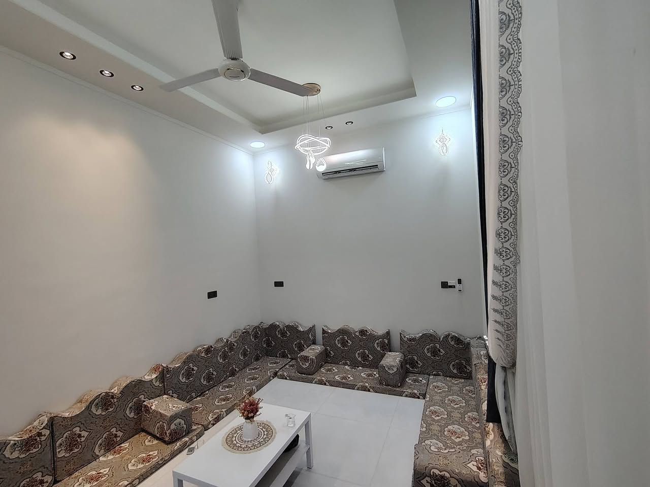 🏡 بيت للبيع
📍 الموقع: خنيطة – شارع الحمداني.

📍 ركن على شارعين، وجميع الخدمات متوفرة.

📐 المساحة: 100 م² (10 × 10).

✅ سند زراعي.

✅ بناء درجة أولى من الطابوق والكونكريت.

مواصفات البيت:

- استقبال.

- صالة داخلية.

- غرفة نوم.

- مطبخ حار / بارد.

- صحيات داخلية وخارجية.

- ديكورات وتشطيبات درجة أولى.

✅ منفذ وفق خريطة هندسية وتحت إشراف هندسي.

✅ الدور الثاني مصمم وجاهز للبناء مستقبلاً.

📞 للاستفسار والمعاينة، التواصل مع مكتب الضامن للعقار. ذي قار سوق الشيوخ خنيطله شارع الكراج *********** #سوق_الشيوخ#تشطيب_درجة_أولى#مكتب_الضامن_للعقار
