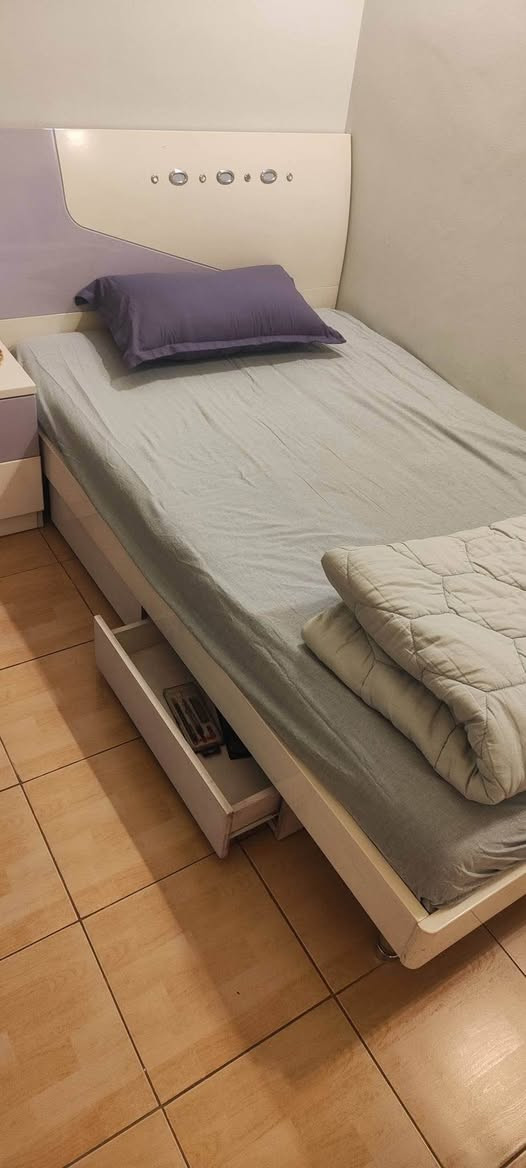 سرير نفر ونص 120*200

يحتوي على مجارير عدد 2 مع كومدي ودوشك اسفنج الاثاث في حالة ممتازة 
السعر ٢٧٥ الف 
بغداد حي القاهرة 

*********** بغداد, العراق
