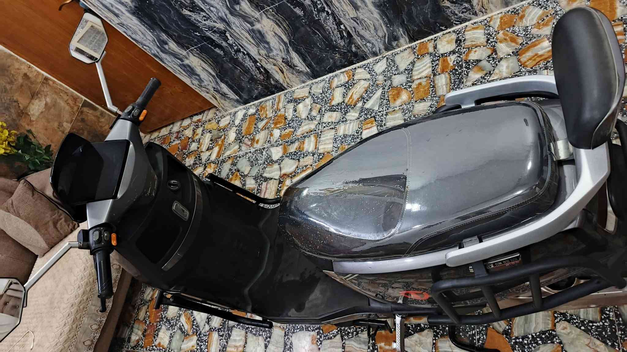 السلام عليكم دراجه تيلج شحن للبيع 6باتري مسطره كبار 38امبير 12فولت بيه شحن ذاتي للبطاريه 
ملف حجم 3000 تاير حجم 12/90/90 
دبل اشاره يمنه يسره مثبت سرعه نظام P دراجه مواصفاته معروفه ابحثه عنه وشوف عند شركة تيلج 
السعر 850وبيه مجال 
مكاني بغداد فلكة حي النصر 
‏‪***********‬‏ واتساب ورصيد
