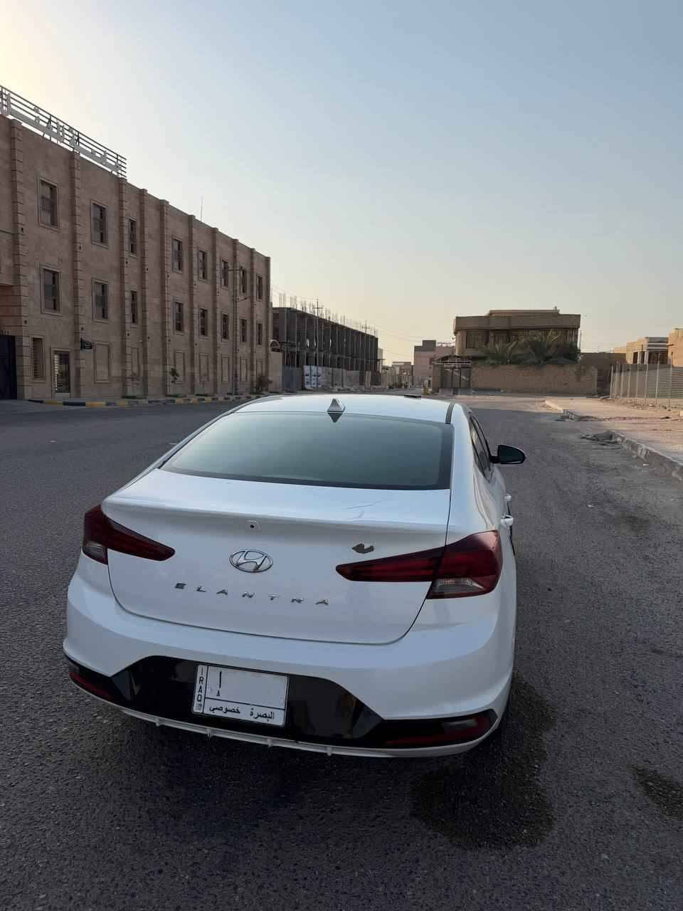 سلام عليكم  
النترا مديل 2020 وارد امريكي تقرير تعمل وتسير. بيه بارد بالعراق شبر بخشم البنيد بدون دواخل   والدوسه صفحه الراكب  مصلحه علكد شبر. موصفات السياره  نص فول  رادارات جانبيه ومثبت سرعه ورادار امامي ومانع تصادم  بي مشكلة. صبغ الصندوك متشلع منه ومخلي فابلون حتى تكون الصوره واضحة. 
مكان السياره البصره. 
سنويتها منتهية صارلها يومين سوي سنويه جديده بأسمك 
*********** البصرة, العراق

