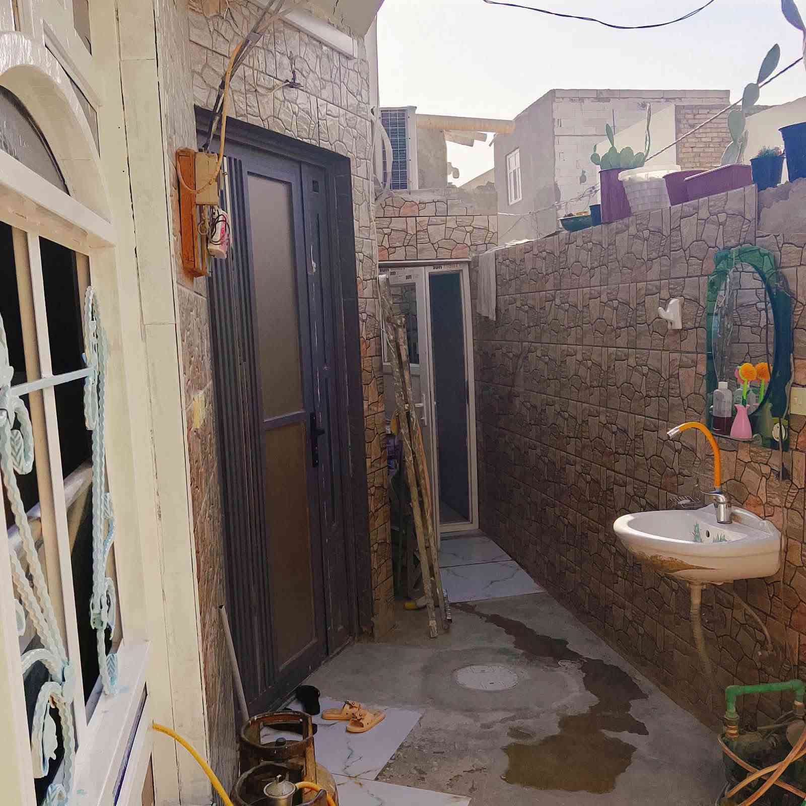 البيت للبيع مساحة ٨٠ متر الاساس صب كونكريت
والسگف عگادة البيت يحتوي على غرفة وصالة ومطبخ واستقبال وصحيات داخلية وخارجية الارضية والجدران سيراميك البيت طابو زراعي سند 25 مرقم من البلدية الموقع كوفة السهيلية الثانية شارع مسلم بن عقيل السعر 30 مليون للأستفسار واتساب ***********

مكتب الموسوي للوسائط العقارية مستعدون لأستقبال عروضكم التجارية والزراعية والسكنية بيع وشراء رهان ايجار

نص مكتوب في الصور:
- ٢٠٢٦/٠٩/٢٦ ١٥:٤٥
- ١٦:٢٤ ٢٠٢٦/٠٩/٢٦