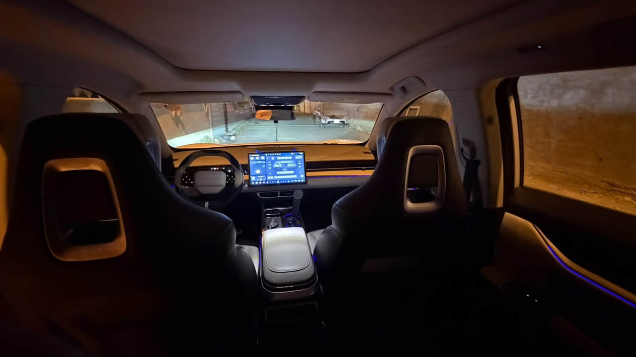 السلام عليكم
جيتور  داشنك لكجري
 JETOUR  Dasheng
موديل 2025 
المحرك: 4 أسطوانات 1600 تيربو ✈️🚀
196 حصان
ناقل الحركة: اوتوماتيكي من 7 سرعات
العداد: 26 كيلو متر
ضمان شركة
*المواصفات*
* إطارات قياس 20 إنچ
* فتحة سقف بانوراما
* 6 وسائد هوائية
* كاميرات محيطية 540 درجة
* شاشة التحكم بقياس  15.6إنچ
* لوحة القيادة الكترونية 
* نظام الملاحة خرائط GPS
* نظام كار بلي لعرض شاشة الهاتف 
* بلوتوث / هاتف السيارة
* نظام أوامر وتحكم صوتي
* نظام صوتي 8 سماعات 
* شاحن هاتف لاسلكي سريع
* رادار تفاعلي
* تحذير مغادرة المسار
* نظام القيادة شبه الذاتية
* نقطة عمياء
* حساسات أمامية
* حساسات خلفية
* نظام تحذير الاصطدام الامامي والخلفي 
* نظام الفرامل اليدوية الاوتوماتيكي Autohold
* وضعيات قيادة متعددة
* دخول ذكي (بصمة)
* تشغيل عن بعد
* صندوق كهربائي 
* مقصورة الركاب من الجلد الفاخر
* مقعد السائق والراكب كهربائية
* مقعد السائق مع ذاكرة لحفظ وضعيات الجلوس
* مقعد السائق والراكب مبردة
* مقعد السائق والراكب مدفئة
* إنارة محيطية
* موسيقى ترحيبية
* عتبات الأبواب مضيئة
* مصابيح أمامية أوتوماتيكية زينون مع مصابيح نهارية LED
* نظام التحكم الذكي بالإنارة العالية
* المرايا الجانبية قابلة للطي كهربائياً
* مرايا بخاصية التعتيم الذاتي
* نظام مراقبة ضغط الاطارات
* نظام تنقية الهواء مع شاشة لعرض البيئة الخارجية
* حساس للمطر
ومواصفات أمان أخرى
ملاحظة: 
السيارة كلها مكفوله كفاله عامة بدون ضرر بدون شخط بدون صبغ كير ومحرك وكهربائيات كفاله عامه   
مكان السيارة 
بغداد 
للاستفسار الاتصال على الرقم
*********** 
متواجد واتساب 
السعر. 27500
