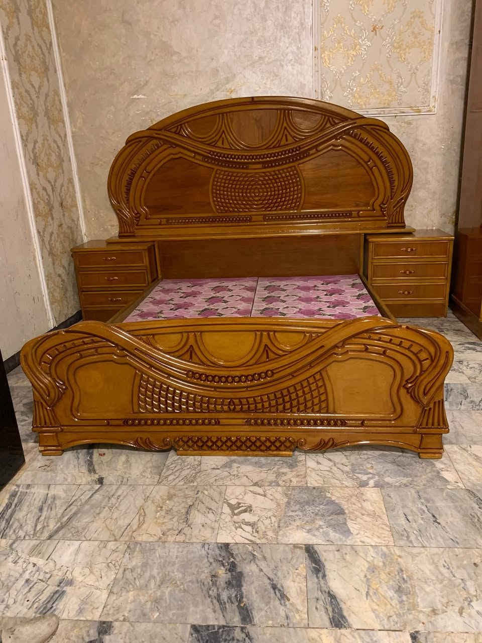 عندي غرفه نوم فصلته تفصال عل ايدي فصلتهه مليونين و100 وصل شراء موجود  بعدهه جديده استعمال  اقل سنه الغرفه نضافتهه 100‎%‎ ترهم مال زواج يعني الي ياخذه بالعافيه عليه داخل وخارج صاج ضهر جرجوبه الغرفه حيل نضيفه وتكمه تخت جربايه بلوك صاج السبب البيع اريد اخذ اصغر السعر البيع 900 نهايته *********** بغداد مكلفه بالنشر  اتصلو عل رقم فقط
