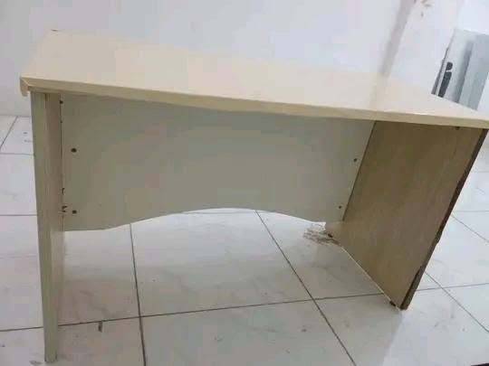 ميز مكتبي • للبيع
