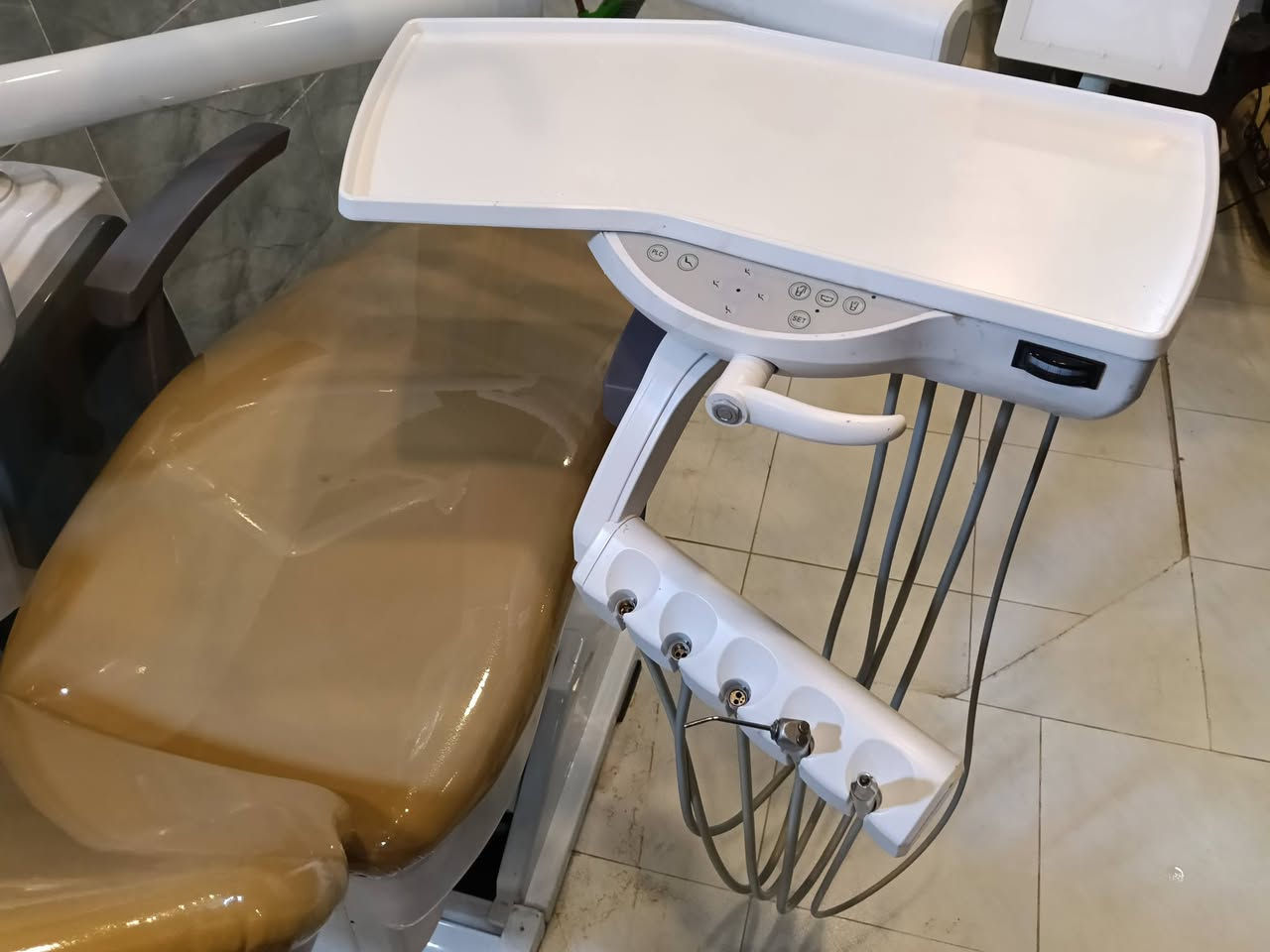 للبيع كرسي أسنان متكامل! 🦷 جاهز للعمل فوراً بكل ملحقاته: 3 صوندات تورباين، 2 تربل سرنج، سكر شغال ، لايت حساس، وسكيلر يعمل بكفاءة. ✨🪥 مع منظمات ماء جديدة ودوشمة حديثة. كل الكهربائيات بحالة المصنع والنظافة واضحة كما ترون! 🌟 #عيادة_أسنان #بيع #معدات_طبية 
مكانة بغداد جميلة 
للتواصل 
***********
السعر خاص
